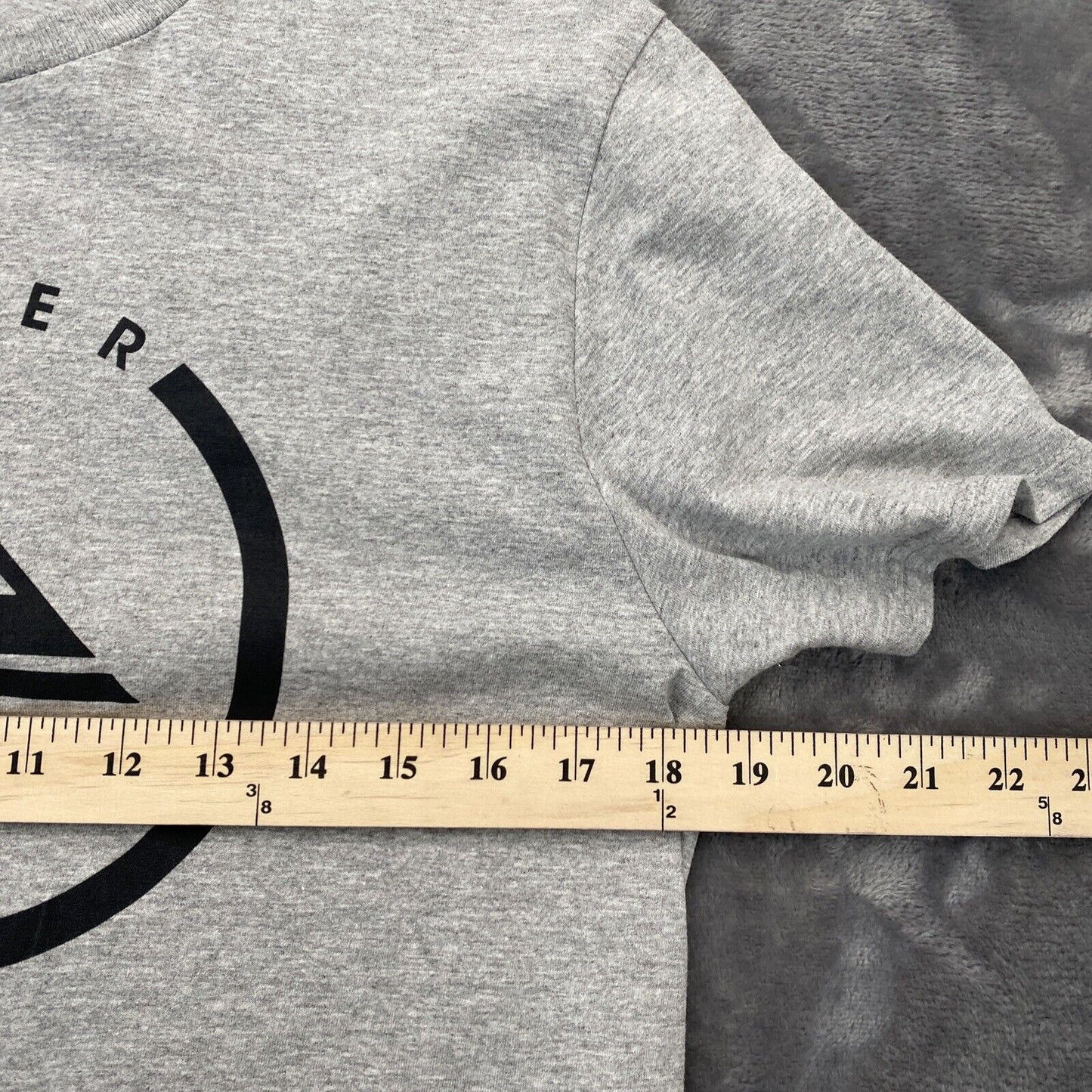 Quicksilver Gray with Logo on Chest T-Shirt Mens Size M