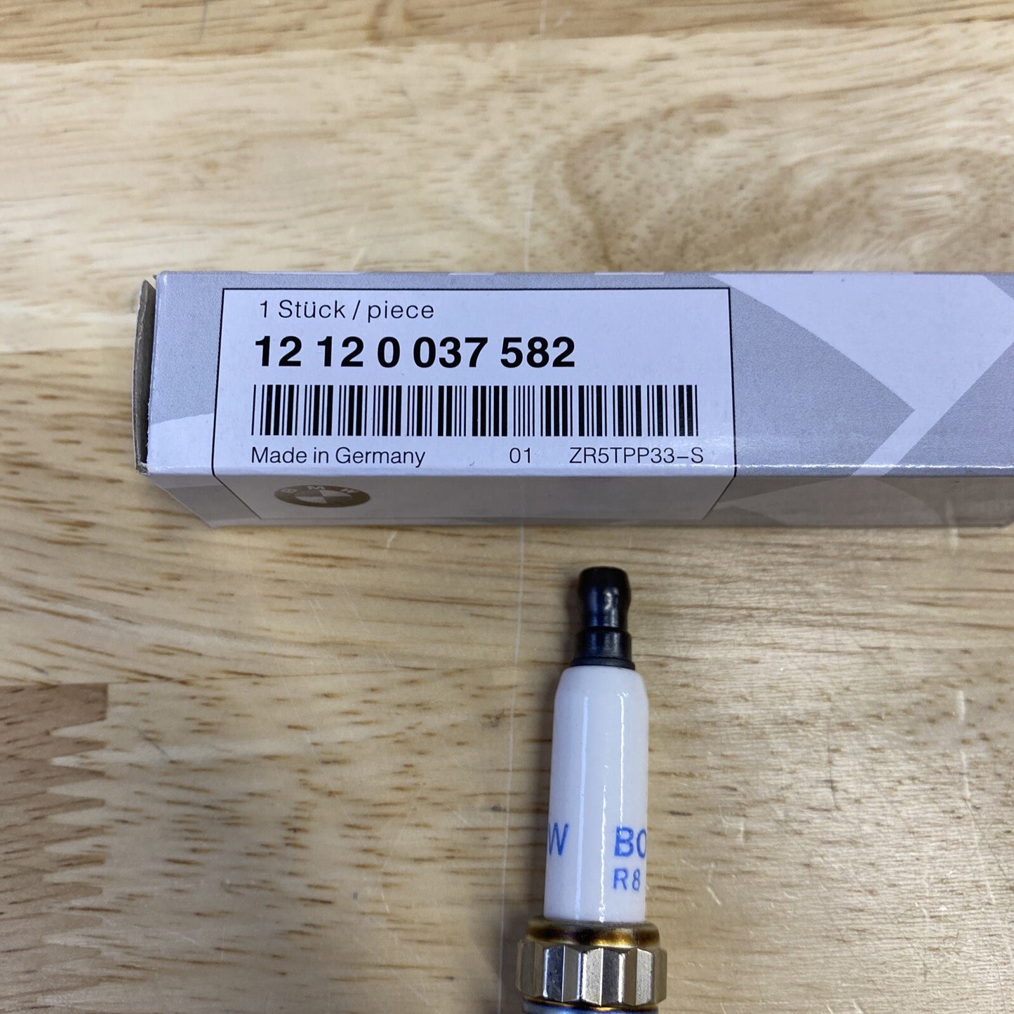 Genuine BMW Spark Plug 12-12-0-037-582 Brand new, OEM