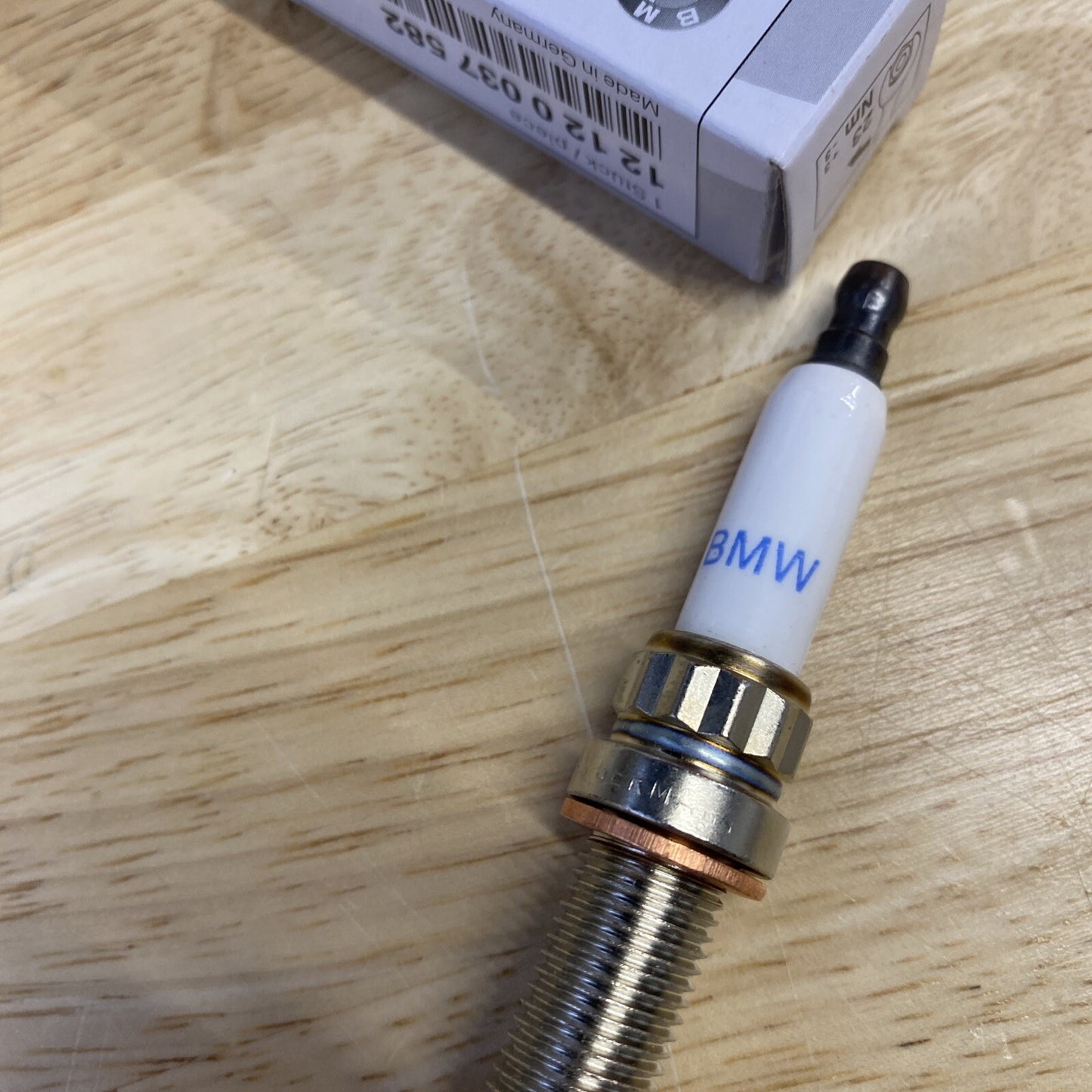 Genuine BMW Spark Plug 12-12-0-037-582 Brand new, OEM