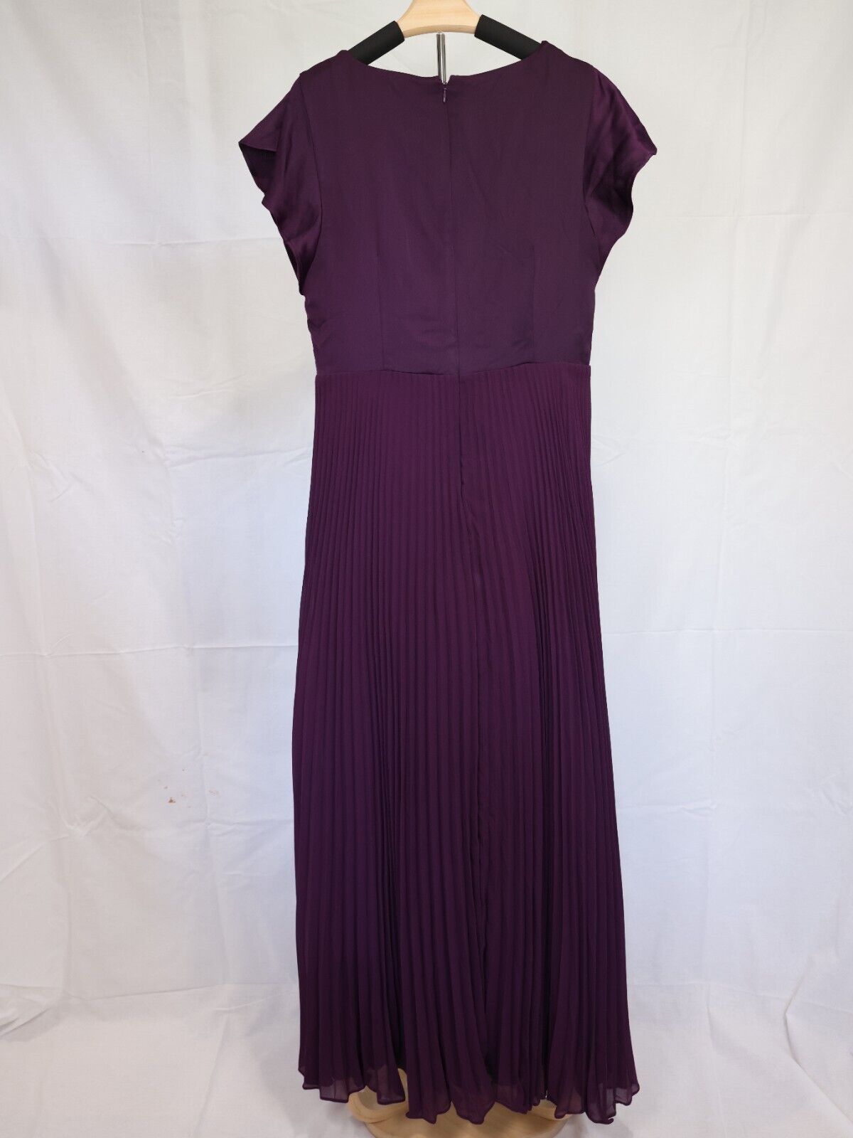 NWT Dkny Women's Pleated Flutter-Sleeve Gown Elegant flutter sleeve size 8