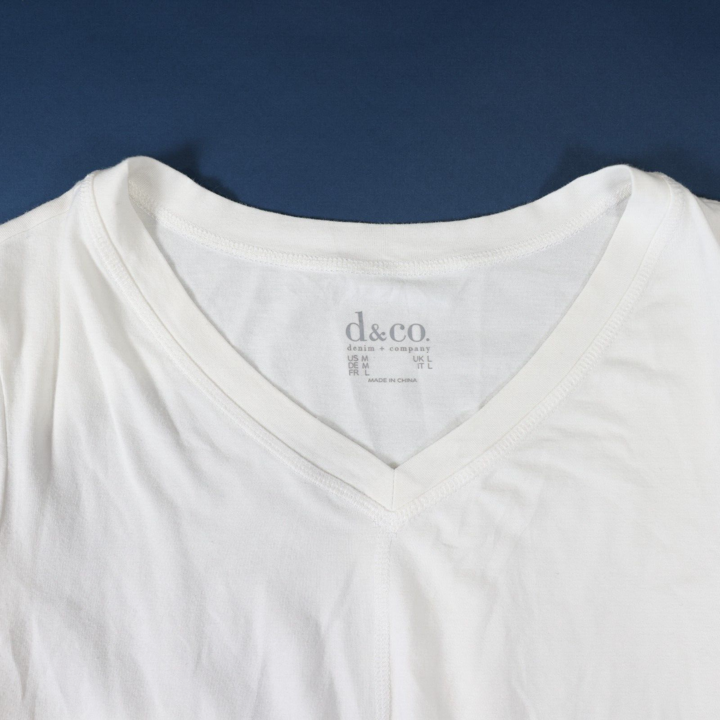 d&CO Mens T Shirt White (Size MEDIUM) V-Neck Collar